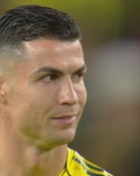 看球直播-整无语了！胜利门将出击离谱失误致丢球，C罗无奈摇头苦笑