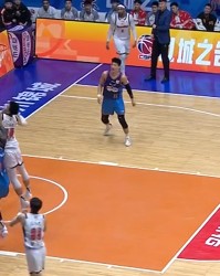 电竞直播-有趣！CBA赛场来了一个不速之客 球迷：头一回见