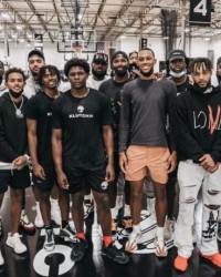 看球直播-场均25+5+6，湖人第三巨头太猛，高薪续约，还是交易补强？|里夫斯|Klutch|里奇·保罗|洛杉矶湖人队|奥斯汀·里夫斯_新浪体育_新浪新闻